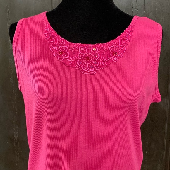 Bobbie Brooks fuchsia Ribbed tank top with floral lace & sequins - size large - Picture 4 of 10